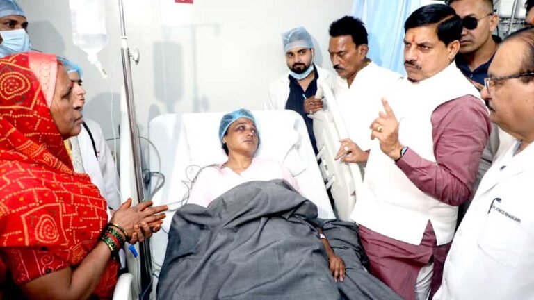 सीएम ने अस्पताल पहुंचकर जाना घायलों का हाल, ट्रक हादसे की होगी कड़ी जांच