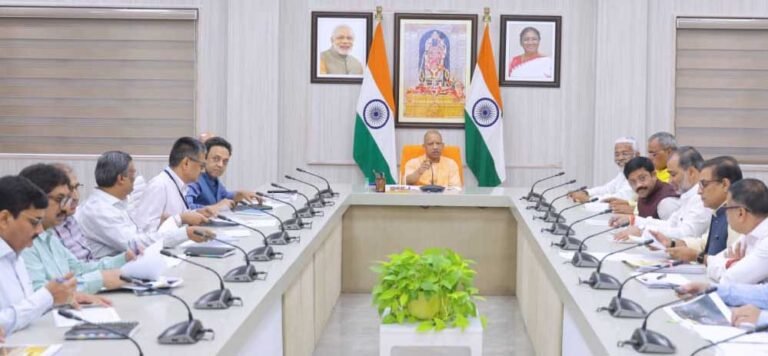 मुख्यमंत्री ने की गड्ढामुक्ति, सड़क मरम्मत अभियान की विभागवार समीक्षा