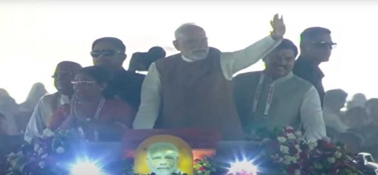 पीएम मोदी धार में खुले जीप से निकले, रास्ते में लोगों का किया अभिवादन