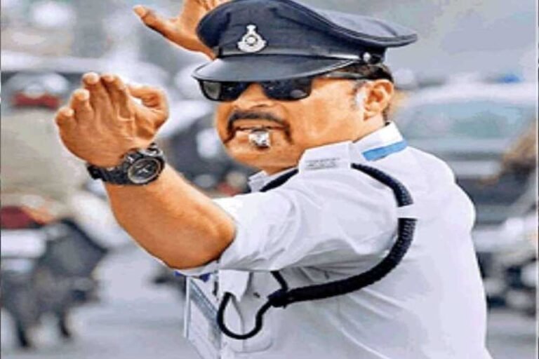 सोशल मीडिया सेंसेशन बना ट्रैफिक कॉप रंजीत, अब वायरल चैट के चलते हुआ लाइन अटैच