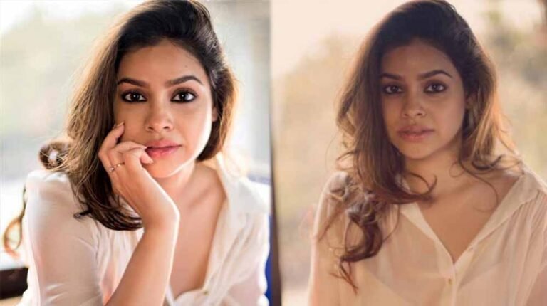 सुमोना ने खोला दर्द, कहा: पहली बार हुई ऐसी बदसलूकी, कार को भीड़ ने घेरा