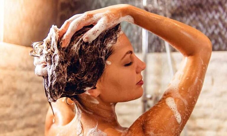 सेहत पर बुरा असर डालने वाली नहाने के बाद की 5 आदतें, जानें कैसे बचें