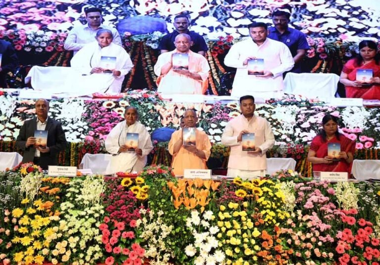 मुख्यमंत्री योगी आदित्यनाथ ने उत्कृष्ट कार्य करने वाले शिक्षकों का किया सम्मान