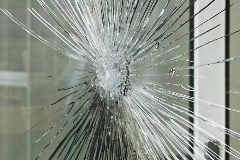 कांच टूटने का रहस्य: घर में अचानक टूटने पर लें ये जरूरी कदम