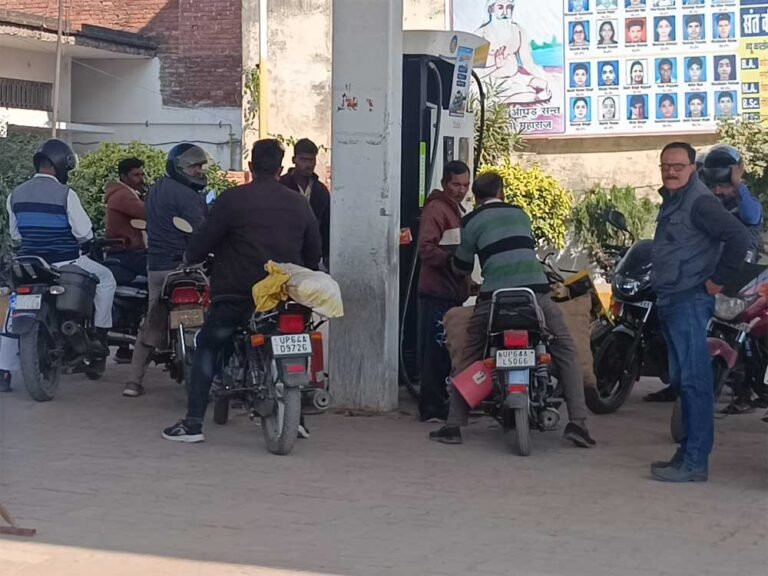 संचालकों के फैसले का असर नहीं, बिना हेलमेट वालों को मिल रहा पेट्रोल