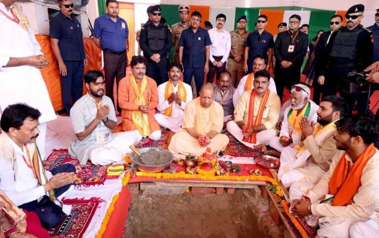 मुख्यमंत्री योगी आदित्यनाथ ने सरस्वती विद्या मंदिर वरिष्ठ माध्यमिक विद्यालय बसहवा का किया भूमि पूजन व शिलान्यास