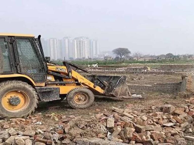 राजधानी के भाठागांव इलाके में जेसीबी चला, अवैध प्लॉटिंग को तोड़कर जमीन कराई मुक्त