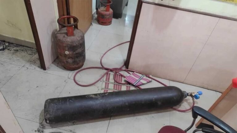 सिलेंडर व गैस कटर लेकर यूको बैंक में घुसे चोर, धुआं देखकर राहगीरों ने दी पुलिस को सूचना