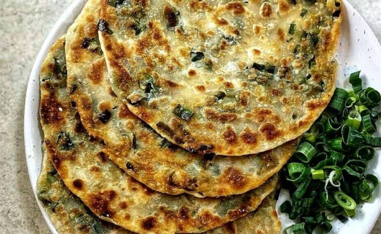 सिर्फ 10 मिनट में बनाएं लाजवाब चिली गार्लिक पराठा, नाश्ते का स्टार!