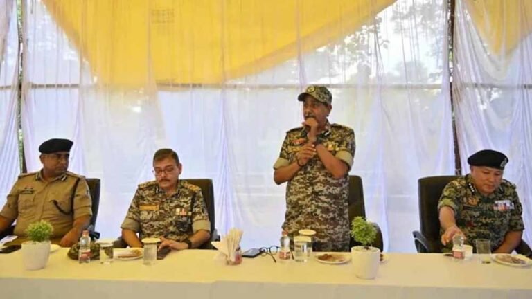 सफल ऑपरेशन के जश्न में DGP और फोर्स ने खाया खाना