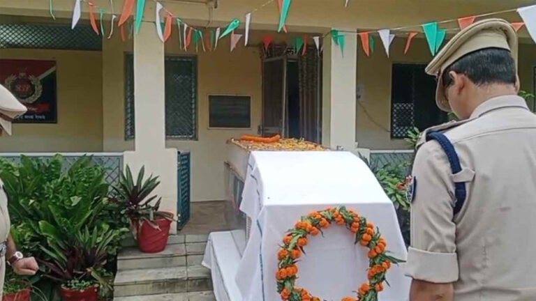 आरपीएफ जवान को अंतिम सलामी, सड़क हादसे में मौत के बाद शव गृह ग्राम भेजा गया
