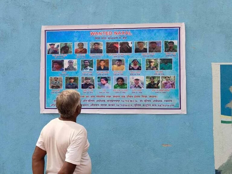कांकेर में नई मुहिम: पुलिस ने बैनरों पर जारी की मोस्ट वांटेड नक्सलियों की तस्वीरें
