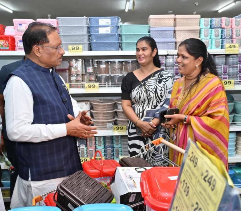 जीएसटी बचत उत्सव को लेकर जनभावनाओं से रूबरू होने “के मार्ट” पहुंचे मुख्यमंत्री