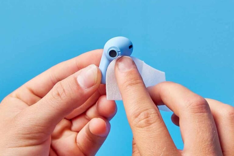 ईयरबड्स में जमी मैल से घट रहा साउंड? जानें आसान सफाई के तरीके