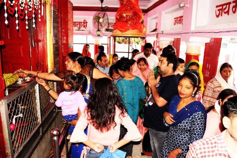 नवरात्रि के चौथे दिन मां कूष्मांडा के दर्शन को उमड़ी भीड़, भक्तों ने मांगी खुशहाली