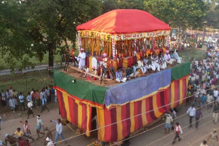 फूल रथ की परिक्रमा में छाया विवाद, बस्तर दशहरा की विजय रथ पर भी उठे सवाल