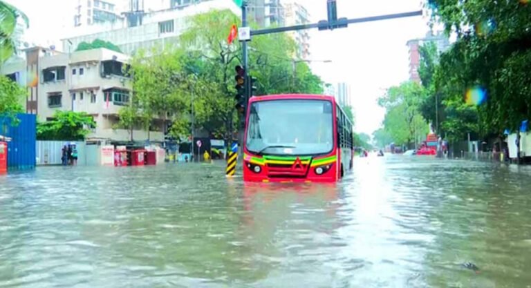 बदरा बरसे मुंबई पर, मराठवाड़ा में बारिश ने मचाया कहर; CM ने राहत कार्यों का जायजा लिया