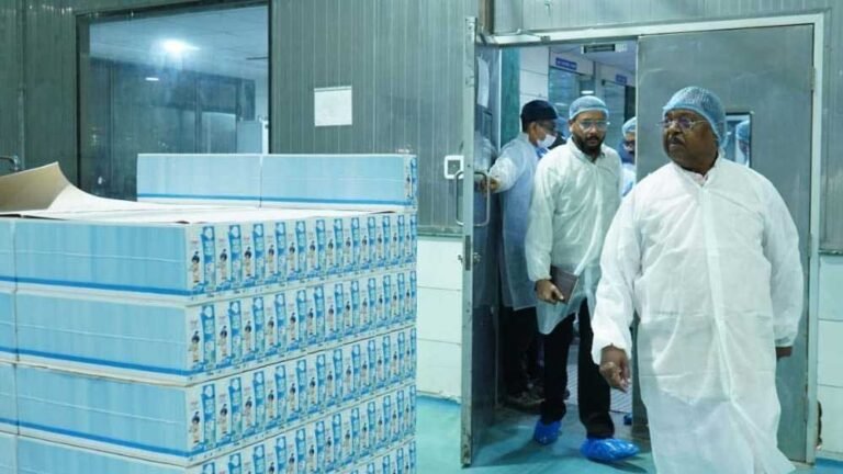 मंत्री  रामविचार नेताम आनंद जिले के प्रसिद्ध अमूल प्रोसेसिंग प्लांट का किया अवलोकन