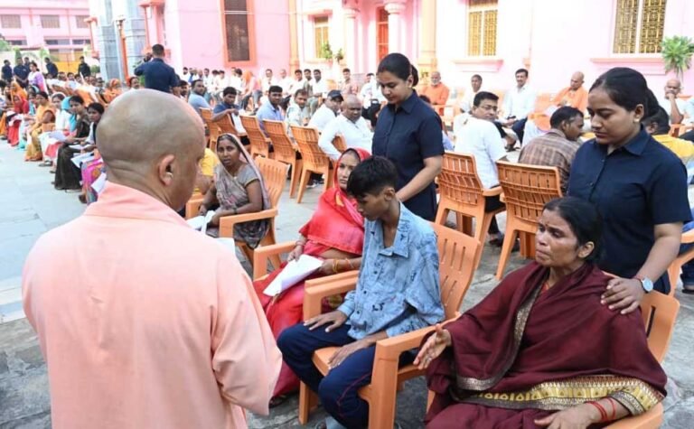 जनता दर्शन में 250 लोगों की समस्याएं सुनीं मुख्यमंत्री ने, निस्तारण के लिए अफसरों को दिए निर्देश