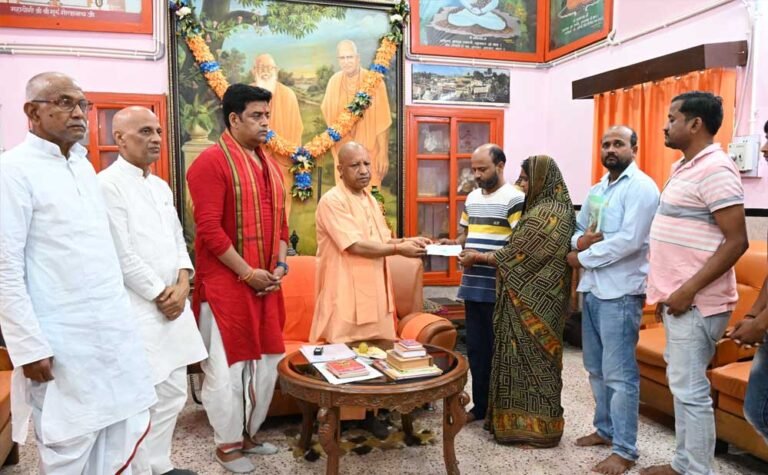 पिपराइच कांड: CM योगी ने दीपक गुप्ता के परिवार से मुलाकात कर दी 5 लाख रुपये की आर्थिक मदद