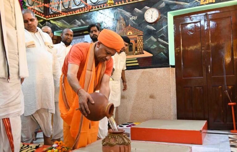 गोरखनाथ मंदिर के शक्तिपीठ में गोरक्षपीठाधीश्वर एवं मुख्यमंत्री योगी आदित्यनाथ ने की कलश स्थापना