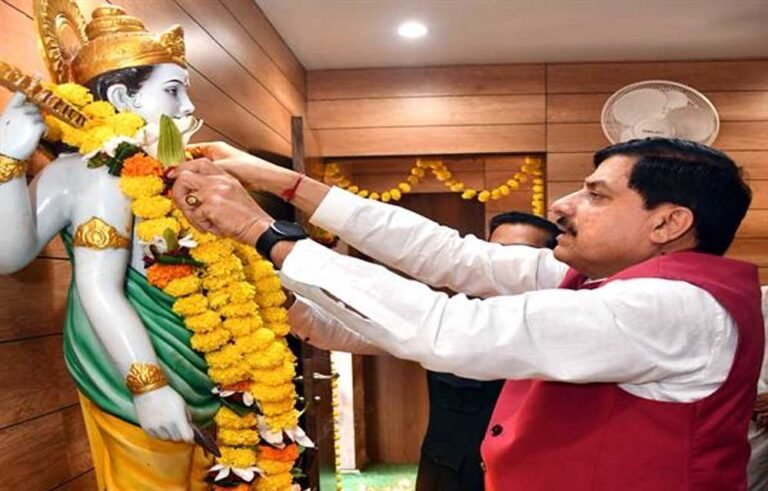 मुख्यमंत्री डॉ. यादव ने भगवान धन्वंतरि की प्रतिमा पर किया माल्यार्पण