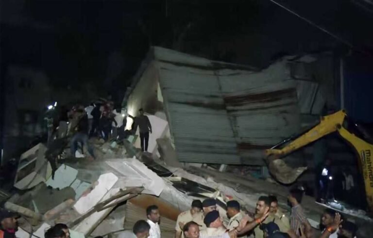 भारी हादसा: इंदौर में बिल्डिंग गिरने से दो की जान गई, चार परिवार थे मकान में