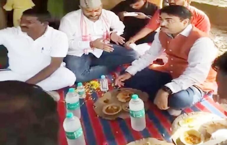 सामाजिक एकता का संदेश: मंत्री नरेंद्र शिवाजी पटेल ने दलित परिवार के घर खाया खाना