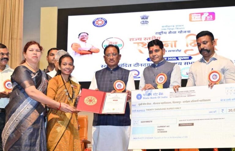 मुख्यमंत्री  विष्णुदेव साय राष्ट्रीय सेवा योजना के स्थापना दिवस एवं सम्मान समारोह में हुए शामिल