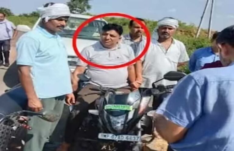 शिवपुरी : बीच सड़क पर लोकायुक्त की छापेमारी, रिश्वत लेते फॉरेस्ट गॉर्ड को दबोचा