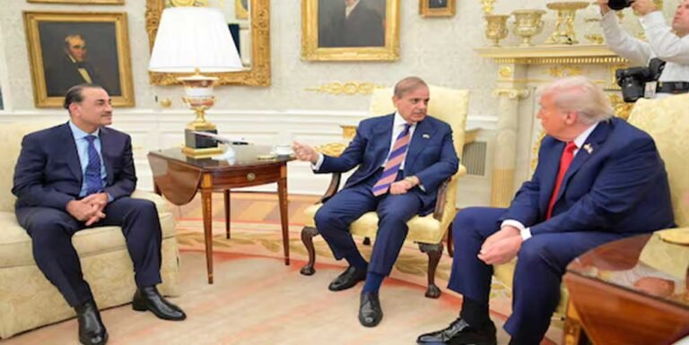 ट्रंप वाइट हाउस में मौजूद, फिर भी गेट पर क्यों रुके रहे शहबाज-मुनीर?