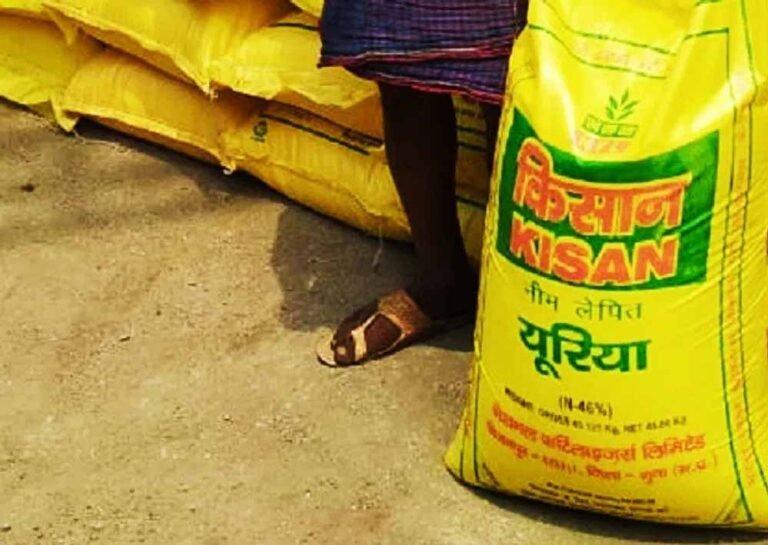 रायपुर : किसानों के लिए मुख्यमंत्री विष्णु देव साय की बड़ी पहल : इस माह मिलेगा 60 हजार टन अतिरिक्त यूरिया