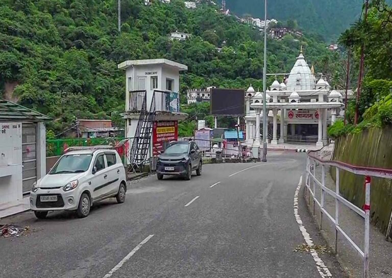 Vaishno Devi temple : मंदिर बंद, श्रद्धालुओं के लिए होटल ने नाश्ता-डिनर सहित मुफ्त सुविधा दी