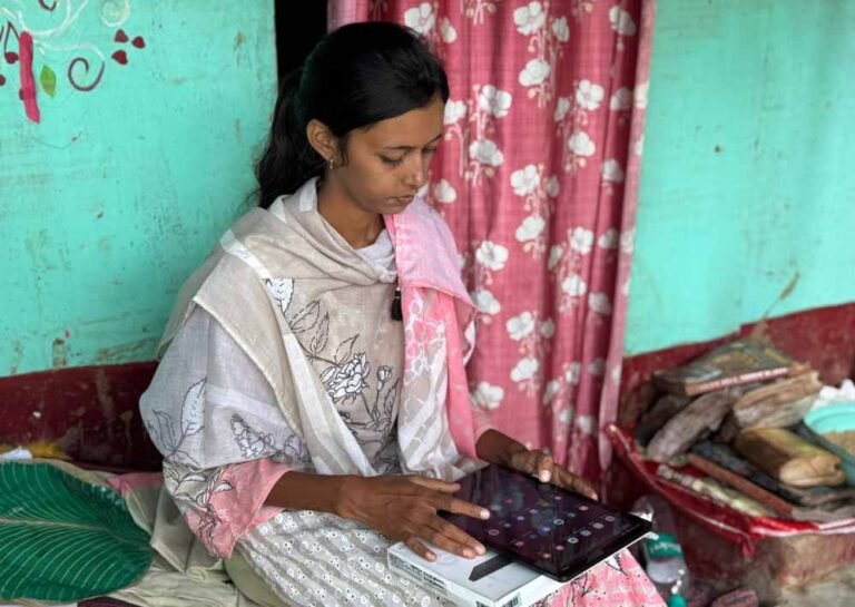 रायपुर: बाढ़ में गईं किताबें और टेबलेट खराब, फिर भी नहीं रुकी पूनम की पढ़ाई