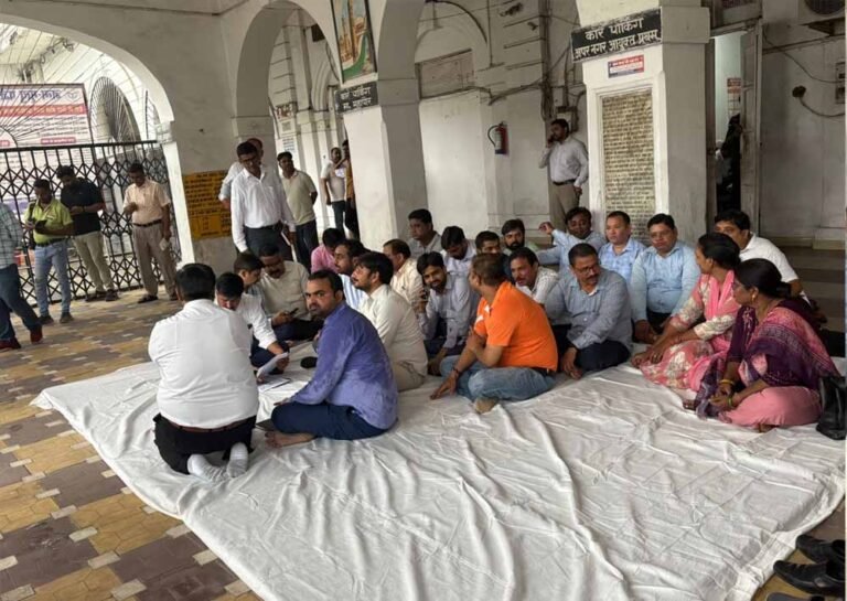 अवैध कब्जा हटाने गई टीम पर FIR, लेखपाल-नायब तहसीलदारों ने धरना दिया