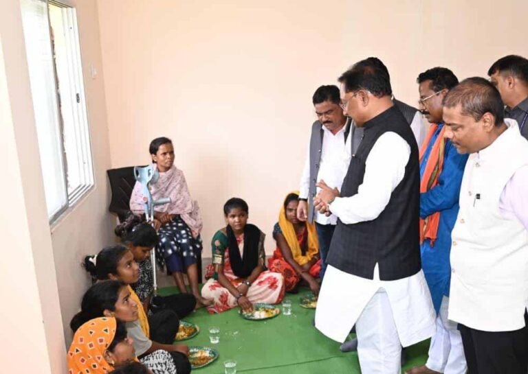 बाढ़ प्रभावितों के बीच पहुंचे CM विष्णु देव साय, अधिकारियों को दिए सख्त निर्देश
