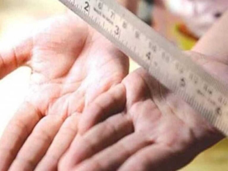 बातचीत करना पड़ा महंगा! सहायक शिक्षिका ने डंडों से पीटीं छात्राएँ, कार्रवाई हुई शुरू