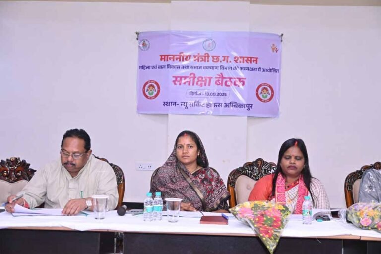 मंत्री लक्ष्मी राजवाड़े ने अंबिकापुर में की विभागीय समीक्षा बैठक