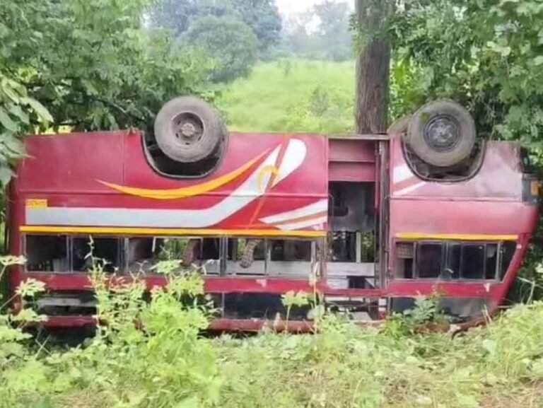 सड़क हादसा: बस पलटने से 4 साल की बच्ची की मौत, यात्रियों में हड़कंप