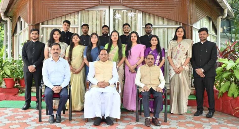 मुख्यमंत्री साय से राज्य प्रशासनिक सेवा के प्रशिक्षु अधिकारियों ने की सौजन्य मुलाकात