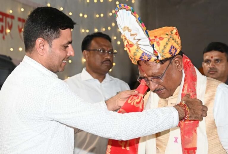 मुख्यमंत्री  साय रायपुर शहर के विभिन्न गरबा महोत्सव में हुए शामिल, मातारानी का दर्शन कर लिया आशीर्वाद