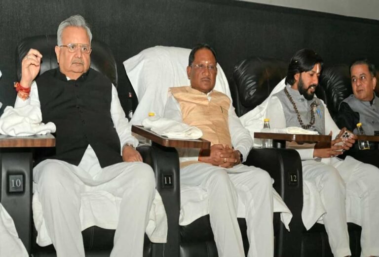 छत्तीसगढ़ी फिल्म देखने पहुंचे मुख्यमंत्री  विष्णु देव साय एवं विधानसभा अध्यक्ष डॉ. रमन सिंह