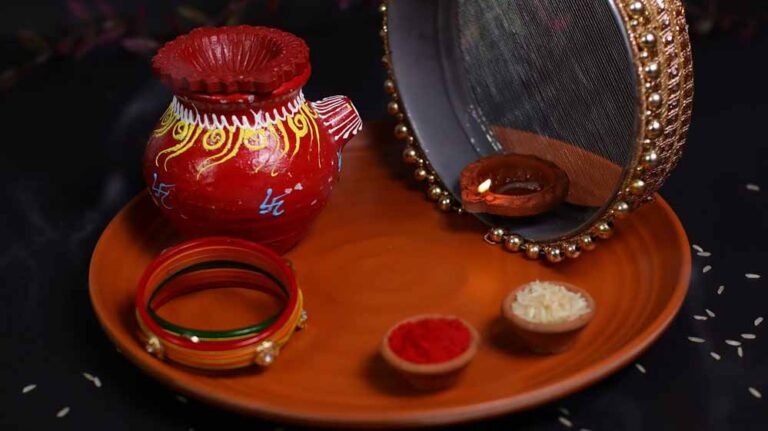 जानें करवा चौथ का व्रत कब है और कैसे करें सही पूजा
