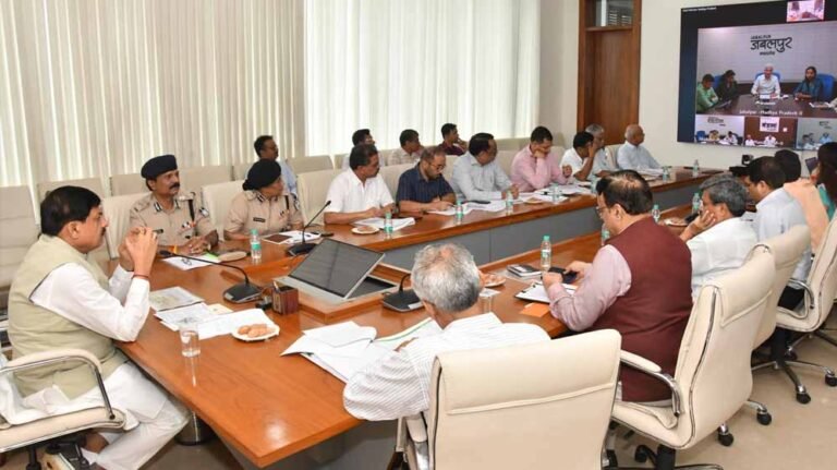 जिला प्रशासन, उर्वरक उपलब्धता और वितरण के संबंध में किसान संगठनों से निरंतर सम्पर्क और संवाद बनाए रखें- मुख्यमंत्री डॉ. यादव