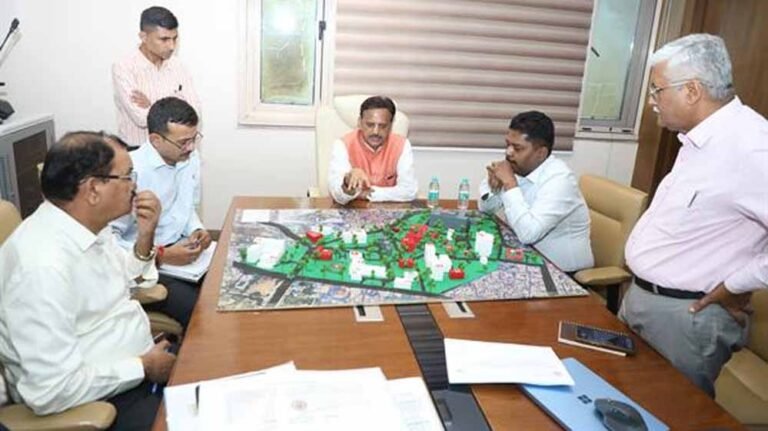 उप मुख्यमंत्री शुक्ल  ने मेडिकल कॉलेज जबलपुर एवं ग्वालियर के उन्नयन की योजनाओं की विस्तृत समीक्षा की