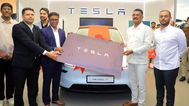 मंत्री सरनाईक ने ली भारत की पहली TESLA कार, खास तोहफा पोते के लिए