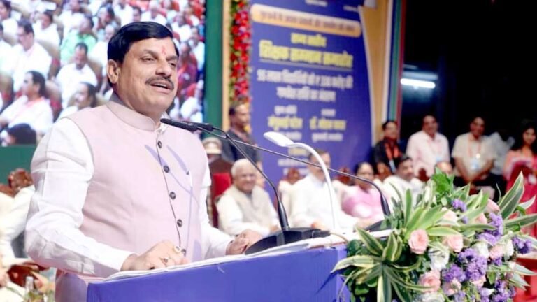 सामाजिक चुनौतियों के समाधान के लिए शिक्षक आगे आयें : राज्यपाल पटेल  ज्ञान का दान सेवा भी है और समर्पण भी : मुख्यमंत्री डॉ. यादव