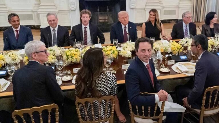 ट्रंप का टिम कुक से दो-टूक सवाल, मेहमानों से जानना चाहा इन्वेस्टमेंट प्लान