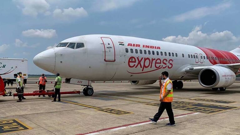 इंजन फेल होते ही मची अफरा-तफरी, इंदौर में उतरा एयर इंडिया एक्सप्रेस का विमान