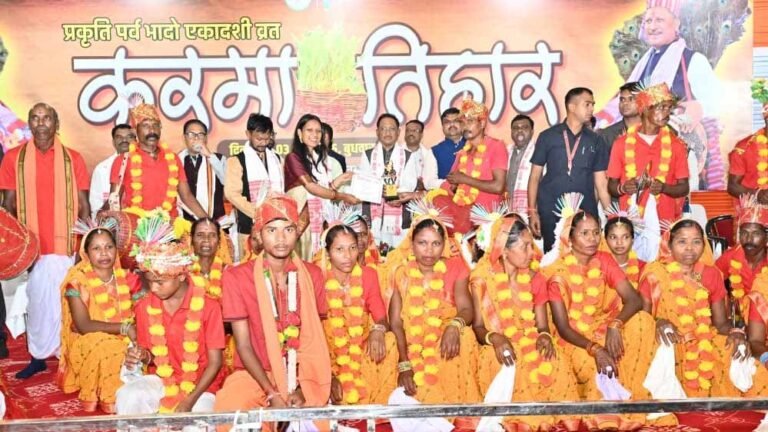 मुख्यमंत्री करमा तिहार 2025 कार्यक्रम में हुए शामिल, करमा दलों को सम्मानित कर किया प्रोत्साहित